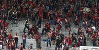 Torcida do Atlético-PR deu as costas ao campo e viu jogo de futebol de crianças  Foto: Geraldo Bubniak/AGB / Gazeta Press