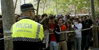 Familiares aguardam informações sobre feridos em ataque em escola na Espanha  Foto: Reuters