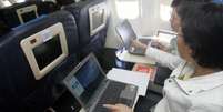 Acessar internet no avião pode trazer perigo  Foto: Reprodução / BBC News Brasil