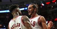 Jimmy Butler e Joakim Noah celebram durante a vitória do Chicago Bulls  Foto: Jonathan Daniel / Getty Images 