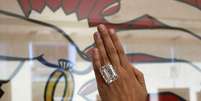 <p>Modelo apresenta o anel com diamante de 100,2 quilates</p>  Foto: Lucy Nicholson / Reuters