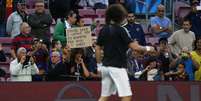 Sósia, torcedor oferece seu xampu a David Luiz em troca da camisa do zagueiro do PSG  Foto: Paul Hanna / Reuters