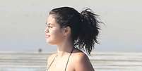 Selena Gomez está de férias com seus amigos e tem aproveitado as praias do México. A atriz e cantora, também conhecida por ser ex-namorada de Justin Bieber, entrou no mar com um biquíni na parte de cima, mas optou por usar shorts.  Foto: The Grosby Group