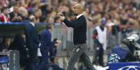 Guardiola continuou a treinar mesmo com a cueca aparecendo  Foto: Matthias Schrader / AP