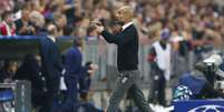 Guardiola foi flagrado com aa cal&ccedil;a rasgada durante o jogo  Foto: Matthias Schrader / AP