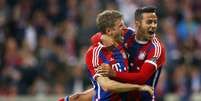 Thomas Müller e Thiago festejam gol em primeiro tempo arrasador  Foto: Michael Dalder / Reuters