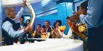 Martini Bar & Crush - Um clássico dos drinques é o destaque deste bar dos cruzeiros da Celebrity Cruises. O Martini Bar & Crush tem um menu vasto com martinis clássicos e novidades, preparados por bartenders da companhia. Entre os destaques está o 20-Year Martini, que foi criado nos 1920 anos da empresa  Foto: Celebrity Cruises/Divulgação