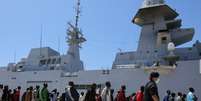 Imigrantes resgatados desembarcam de um barco militar italiano no porto de Augusta, na ilha da Sicília, em 22 de abril de 2015  Foto: Francesco Malavolta / AP