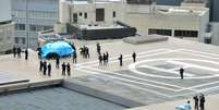 Autoridades da Seguran&ccedil;a investigando o drone no telhado do escrit&oacute;rio do primeiro-ministro japon&ecirc;s, Shinzo Abe.   22/04/2015  Foto: Kyodo / Reuters