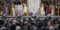 Sacerdotes participam da cerimônia de canonização das vítimas do massacre armênio no altar da principal catedral da Armênia, em Echmiadzin  Foto: David Mdzinarishvili / Reuters