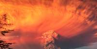 Vulcão Calbuco entra em nova erupção, mantendo alerta vermelho no Chile   Foto: Rafael Arenas / Reuters