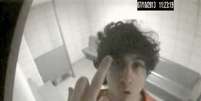 Imagem de Tsarnaev mostrando dedo do meio vai a julgamento  Foto: The Huffington Post / Reprodução