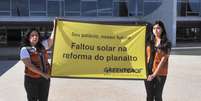 Ativistas do Greenpeace estiveram em frente ao Palácio do Planalto pedindo ao governo que aumente os investimentos em energia solar  Foto: Twitter / Reprodução