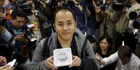 O cliente Yuichiro Masui foi o primeiro cliente em Tóquio a adquirir o Apple Watch  Foto: Thomas Peter / Reuters