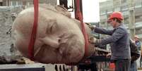 Estátua de Lênin foi enterrada após a Reunificação alemã   Foto: Deutsche Welle