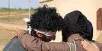 Condenado à morte por ser gay, iraquiano abraça executor  Foto: The Mirror / Reprodução
