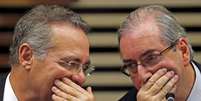 Senador Renan Calheiros e deputado Eduardo Cunha conversam durante evento em São Paulo. 26/03/2015.  Foto: Paulo Whitaker / Reuters