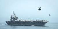 Helicópteros sobrevoam o porta-aviões USS Theodore Roosevelt durante uma missão de reabastecimento no Golfo de Omã. 13/04/2015  Foto: Marinha dos EUA / Reuters
