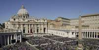 Pessoas na Praça de São Pedro, no Vaticano  Foto: Max Rossi / Reuters