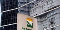 Logo da Petrobras visto em frente prédio da companhia em São Paulo, em 23 de abril  Foto: Paulo Whitaker / Reuters