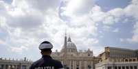 Policial patrulha os arredores da Basílica de São Pedro, após suspeita de que extremistas planejavam um atentado contra o Vaticano  Foto: Gregorio Borgia / AP