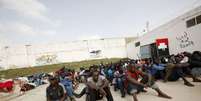 Imagem de arquivo de imigrantes ilegais no centro de deten&ccedil;&atilde;o Abu Saleem em Tr&iacute;poli, na L&iacute;bia  Foto: Ismail Zitouny / Reuters
