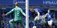 James McCarthy finaliza entre as pernas de De Gea para marcar o primeiro gol do Everton no Goodison Park  Foto: Andrew Yates / Reuters