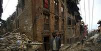 Homem caminha por escombros de casas destruídas em Bhaktapur, Nepal  Foto: Reuters