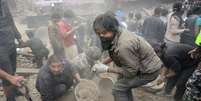 Muitos estão escavando escombros com as próprias mãos em busca por sobreviventes  Foto: BBCBrasil.com