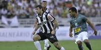 Pratto durante o primeiro jogo da final do Mineiro: decisão em Varginha  Foto: Mourão Panda / Gazeta Press