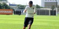 Robinho posou treinando sozinho para foto divulgada pelo Santos  Foto: Ivan Storti/ Santos / Divulgação