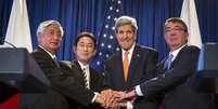 (esquerda/direita) Ministro da Defesa japon&ecirc;s, Gen Nakatani, chanceler japon&ecirc;s, Fumio Kishida, secret&aacute;rio de Estado norte-americano, John Kerry, e secret&aacute;rio de Defesa norte-americano, Ash Carter, durante entrevista coletiva em Nova York, nos Estados Unidos, nesta segunda-feira. 27/04/2015  Foto: Andrew Kelly / Reuters