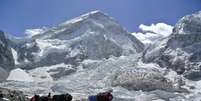 Vista de montanhas perto de base de alpinistas que escalam o Everest
  Foto: Phurba Tenjing Sherpa / Reuters