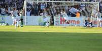 Vaná, deitado no gramado, após falhar no primeiro gol do Operário  Foto: Divulgação/FPF