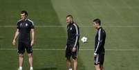 Bale, Benzema e Cristiano Ronaldo em treino do Real Madrid. 13/04/2015  Foto: Susana Vera / Reuters