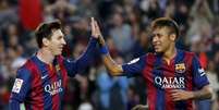 Lionel Messi (esquerda) e Neymar, do Barcelona, comemoram gol de Xavi Hernandez contra o Getafe durante jogo no Camp Nou, em Barcelona, na Espanha, nesta terça-feira. 28/04/2015  Foto: Gustau Nacarino / Reuters