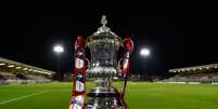 Troféu da Copa da Inglaterra; naming rights negociados por cerca de R$ 45 milhões   Foto: Mike Hewitt / Getty Images