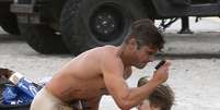 Zac Efron filma de cueca nos Estados Unidos  Foto: The Grosby Group