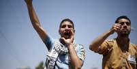 Manifestantes palestinos gritam palavras de ordem em protesto pelo fim das divisões políticas entre líderes palestinos na Cidade de Gaza. 29/04/2015  Foto: Mohammed Salem / Reuters