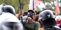Manifestante usou máscara para se proteger do gás lançado pela Polícia Militar  Foto: Agência Paraná