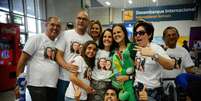 Sobreviventes foram recebidas com festa no Aeroporto Internacional do Rio de Janeiro  Foto: Tomaz Silva / Agência Brasil