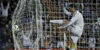 Cristiano Ronaldo teve gol "roubado" por Arbeloa e chutou a bola já dentro da meta  Foto: Gonzalo Arroyo Moreno / Getty Images