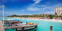 Praia de Palm Beach é a mais agitada da ilha  Foto: Jo Ann Snover/Shutterstock