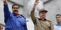 Com seu uniforme de general, Raúl Castro, com Maduro a seu lado, saudou milhares de pessoas que marcharam diante de uma tribuna na Praça da Revolução  Foto: Enrique De La Osa / Reuters