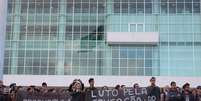 A concentração dos manifestantes foi em frente ao Palácio Iguaçu  Foto: Janaina Garcia / Terra