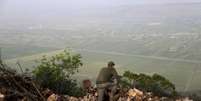 Combatente rebelde monitora o progresso dos confrontos da região de Jabal al-Akrad, na província de Latakia, noroeste da Síria, na quarta-feira. 29/04/2015  Foto: Khalil Ashawi / Reuters