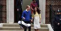 Kate teve alta com a bebê no final da tarde deste sábado, em Londres  Foto: AFP