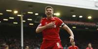 Gerrard vibra ao marcar o gol da vitória  Foto: Carl Recine / Reuters
