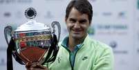 Federer com o seu 85º troféu na carreita  Foto: Osman Orsal / Reuters