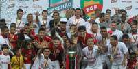 Jogadores do Internacional vibram com ta&ccedil;a do Campeonato Ga&uacute;cho  Foto: Gustavo Granata/Agif / Gazeta Press
